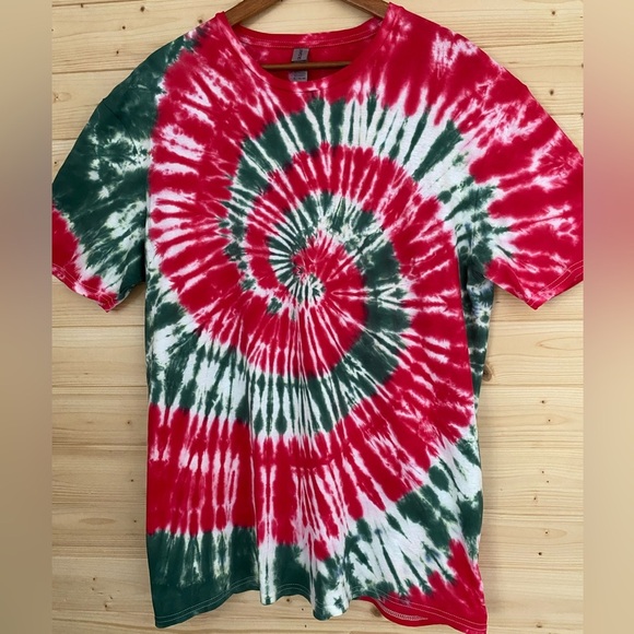 NEW GILDAN Soft Style Unisex XL Tie-Dye T-Shirt Red Green Spiral Holiday Festive - Picture 3 of 8